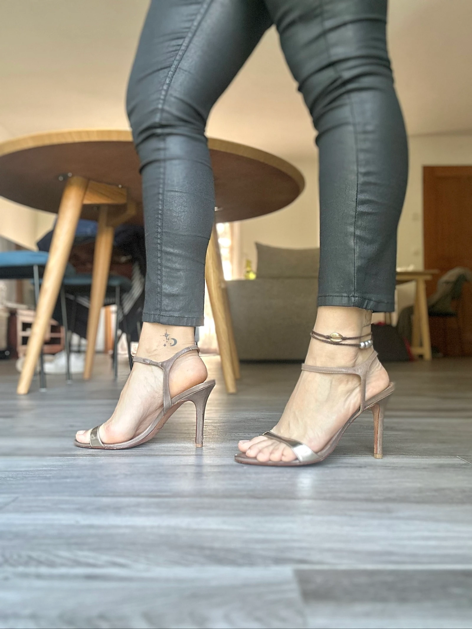 Sandales à talons en cuir taupe et doré Pointure 40 Vicenza  – photo 12